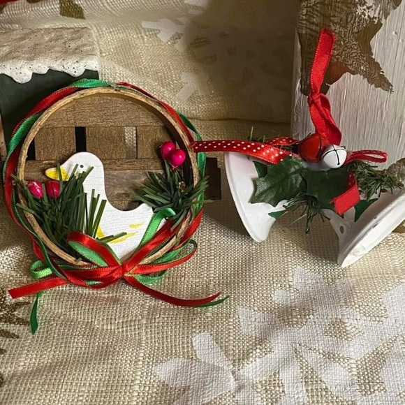 Vintage farmhouse ornaments wooden duck wreath & hand painted bells - Picture 1 of 1
